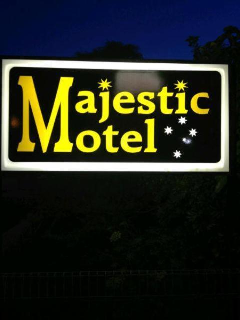 Majestic Motel Хоршам Екстериор снимка