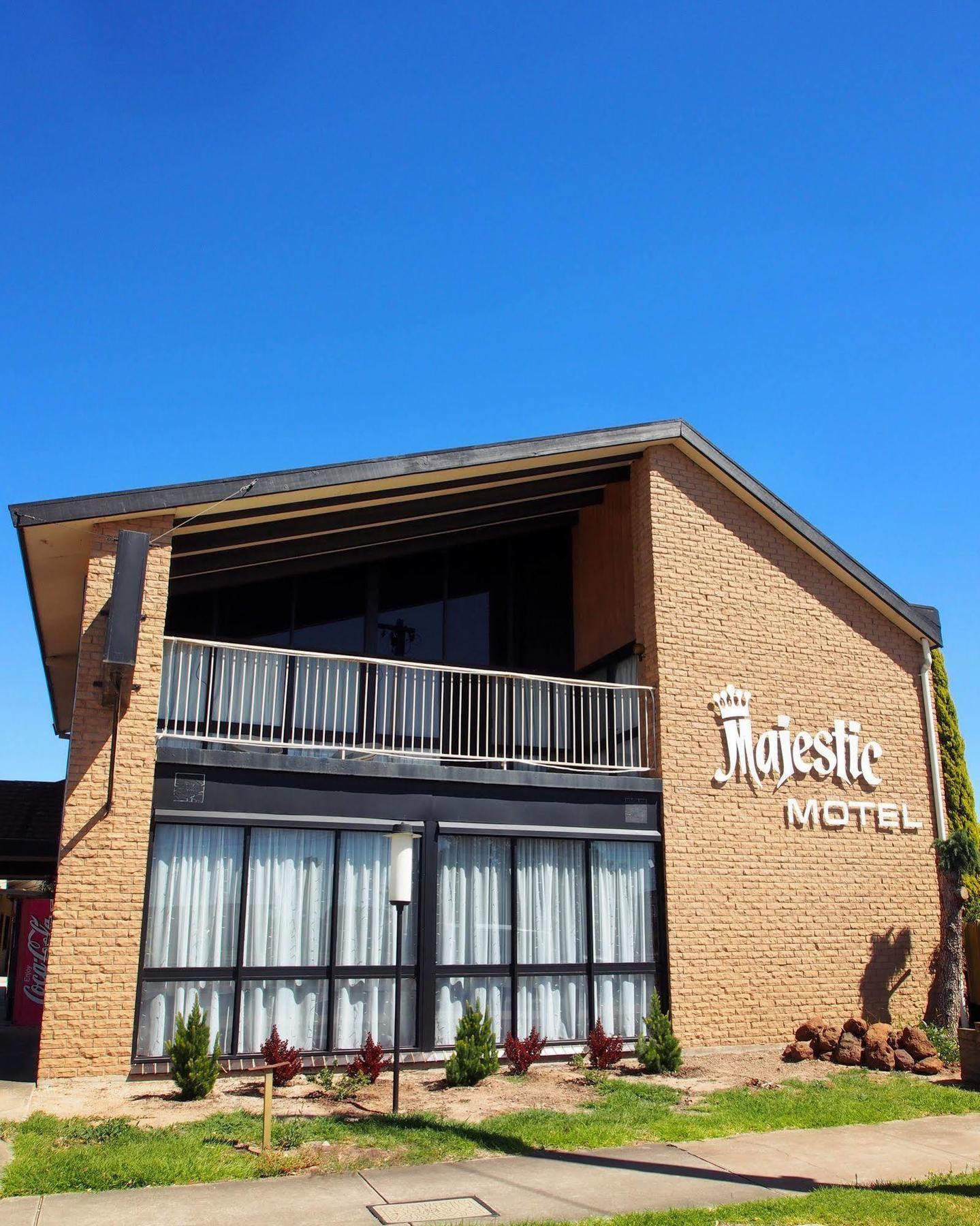 Majestic Motel Хоршам Екстериор снимка